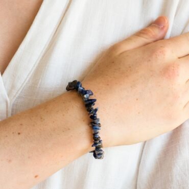 Stretch armband met lapis lazuli chips kopen