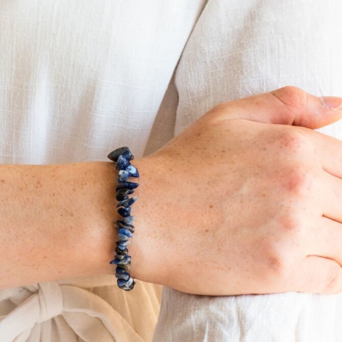 Stretch armband met lapis lazuli chips kopen